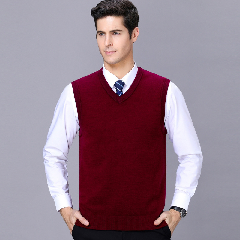 Vyrinė megzta be rankovių su V kaklu, iš kašmyro ir vilnos, stora ir šilta