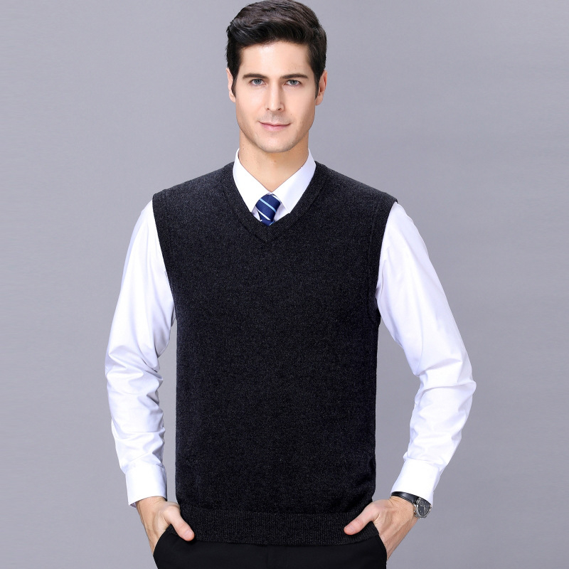 Vyrinė megzta be rankovių su V kaklu, iš kašmyro ir vilnos, stora ir šilta