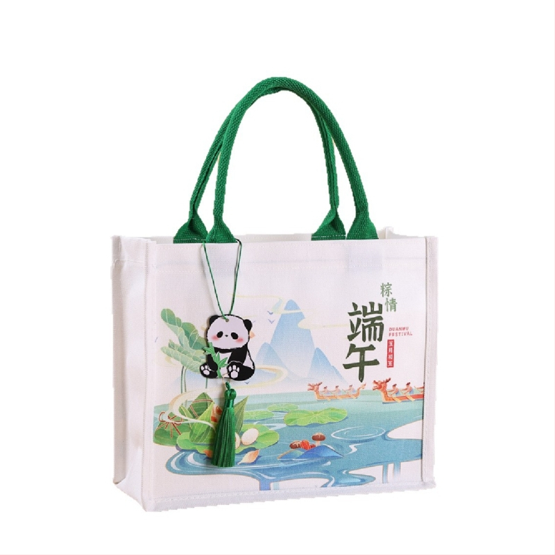 Чанта за подаръчна опаковка с ламиниран плат; екологична и стилна, печат на лого наличен; Материал: полиестер-памук; Методи на печат: ситопечат, машинен, дигитален, термотрансфер; Снабдяване: на едро и персонализирана