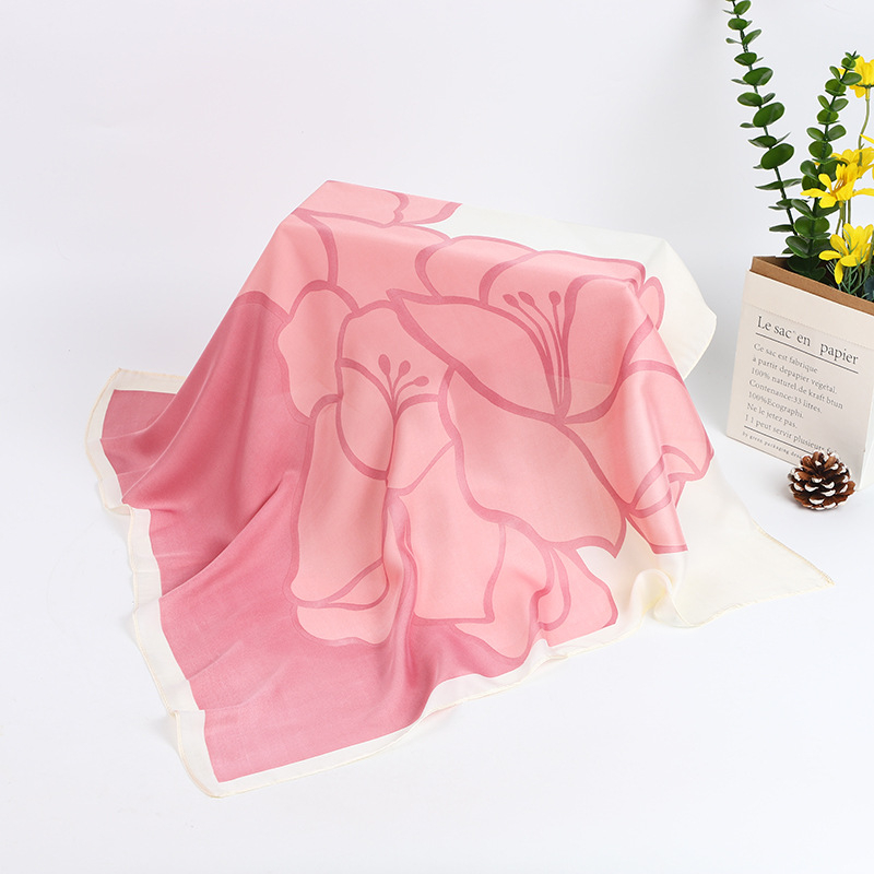 Négyszögletes sál műszálas selyemből, kétoldalas camellia mintával, elegáns női kiegészítő