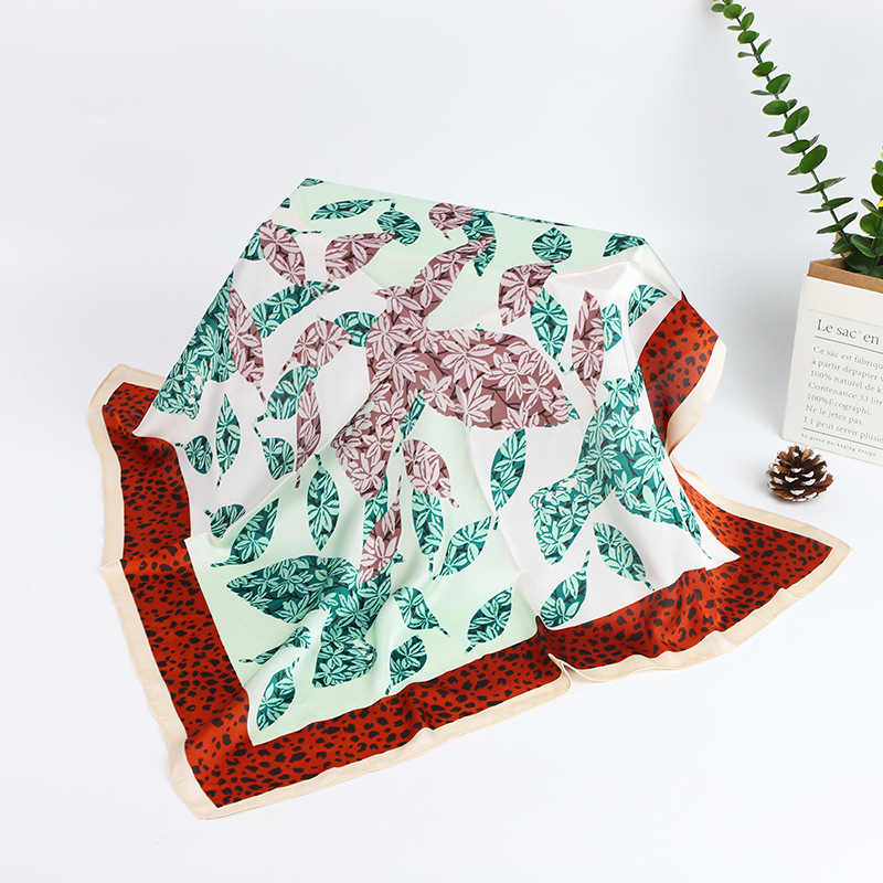 Négyszögletes sál műszálas selyemből, kétoldalas camellia mintával, elegáns női kiegészítő