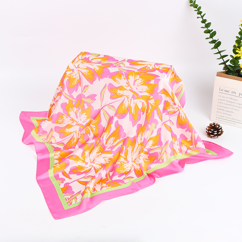 Négyszögletes sál műszálas selyemből, kétoldalas camellia mintával, elegáns női kiegészítő