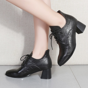 Moteriški bateliai su smailiu pirštu ir žemu kulniuku, priekinė raištelė, PU viršus, gumos padas