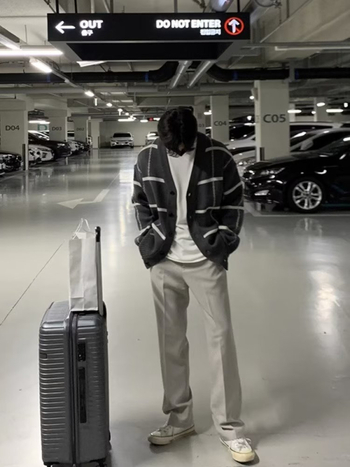 Плетен кардиган с V-образно деколте, свободна кройка, дълги ръкави, каре-райе шарка, полиестерна тъкан