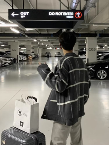 Плетен кардиган с V-образно деколте, свободна кройка, дълги ръкави, каре-райе шарка, полиестерна тъкан