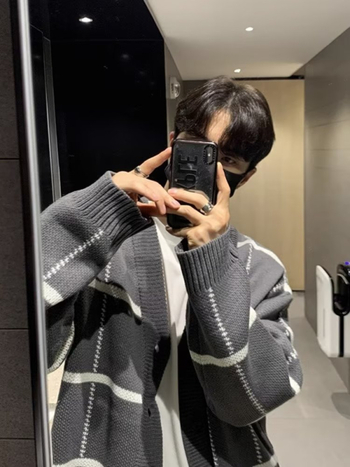 Плетен кардиган с V-образно деколте, свободна кройка, дълги ръкави, каре-райе шарка, полиестерна тъкан