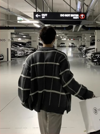 Плетен кардиган с V-образно деколте, свободна кройка, дълги ръкави, каре-райе шарка, полиестерна тъкан