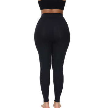 Hlače-leggings za sport i jogu — uski kroj, prozračan, visok struk; materijal najlon s kloriranom vlaknom, jednobojne, prilagodljiv kroj.