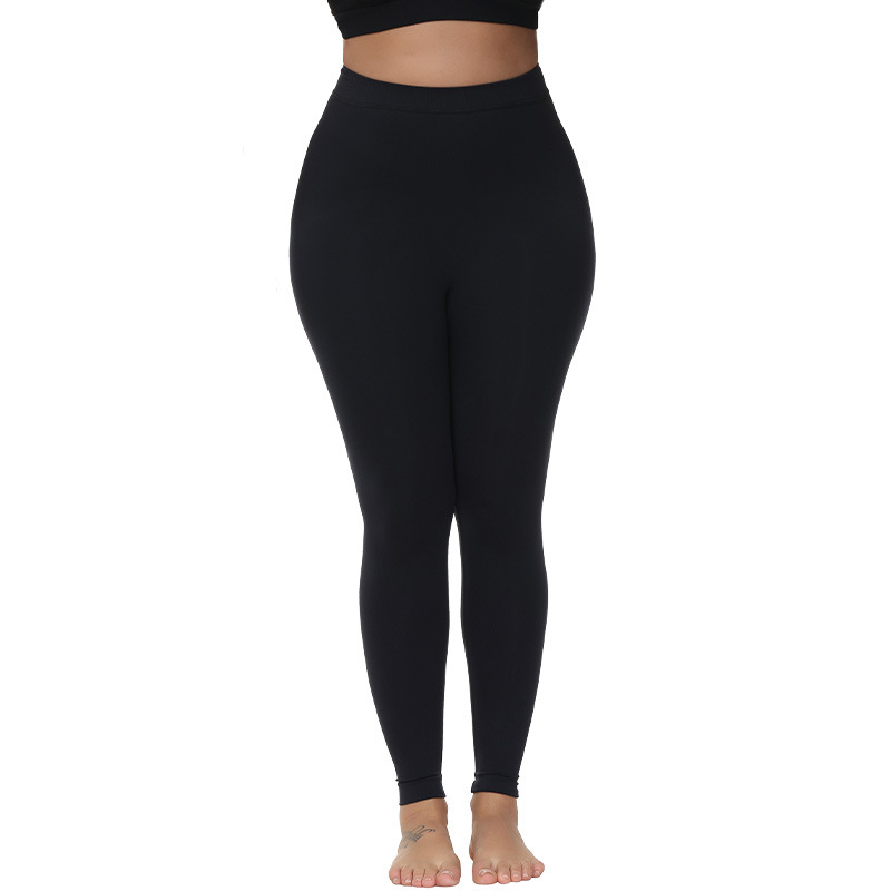 Hlače-leggings za sport i jogu — uski kroj, prozračan, visok struk; materijal najlon s kloriranom vlaknom, jednobojne, prilagodljiv kroj.