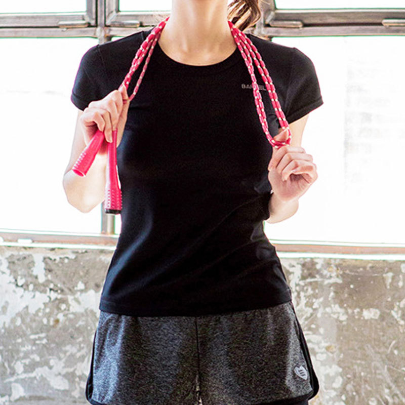 Moteriškas trumpomis rankovėmis poliesterio marškinėliai su apvaliu kaklu, greitai džiūstantis ir orui pralaidus, skirtas jogai ir fitness treniruotėms pavasarį ir vasarą.