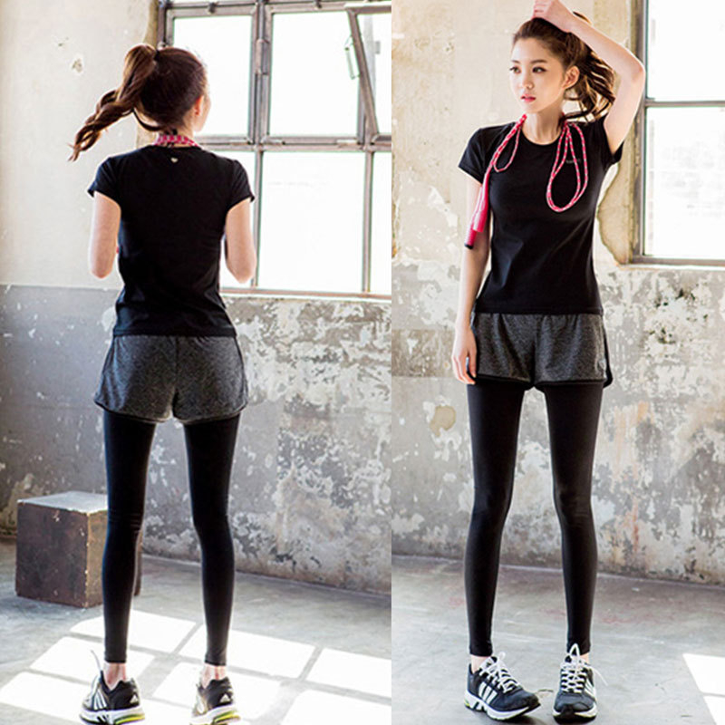 Moteriškas trumpomis rankovėmis poliesterio marškinėliai su apvaliu kaklu, greitai džiūstantis ir orui pralaidus, skirtas jogai ir fitness treniruotėms pavasarį ir vasarą.