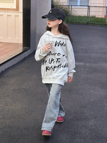 Παιδικό φούτερ με κουκούλα — μονόχρωμο σχέδιο με γράμματα — 60% βαμβάκι — μακριά μανίκια — κλείσιμο: pullover