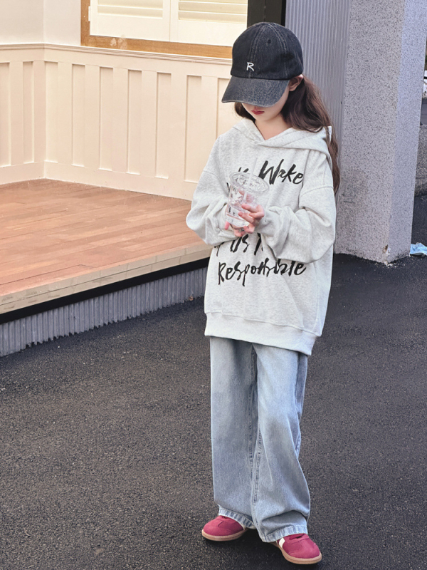 Παιδικό φούτερ με κουκούλα — μονόχρωμο σχέδιο με γράμματα — 60% βαμβάκι — μακριά μανίκια — κλείσιμο: pullover