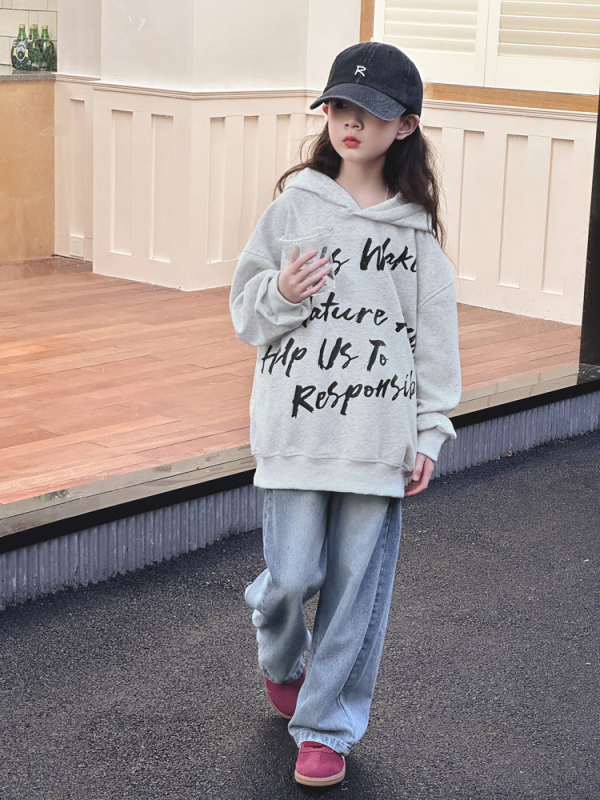 Παιδικό φούτερ με κουκούλα — μονόχρωμο σχέδιο με γράμματα — 60% βαμβάκι — μακριά μανίκια — κλείσιμο: pullover