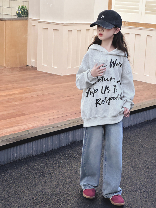 Παιδικό φούτερ με κουκούλα — μονόχρωμο σχέδιο με γράμματα — 60% βαμβάκι — μακριά μανίκια — κλείσιμο: pullover