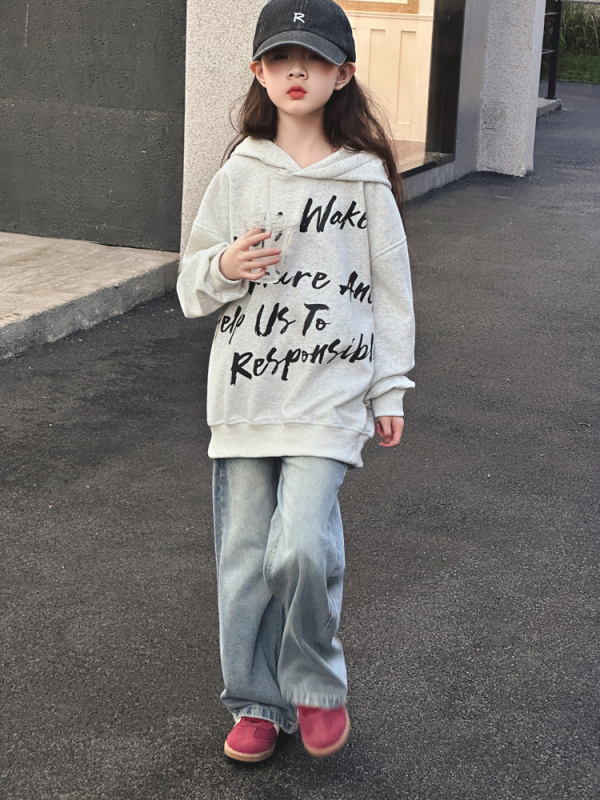 Παιδικό φούτερ με κουκούλα — μονόχρωμο σχέδιο με γράμματα — 60% βαμβάκι — μακριά μανίκια — κλείσιμο: pullover