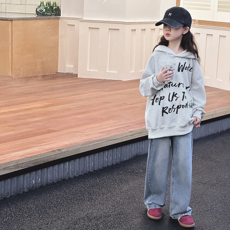 Παιδικό φούτερ με κουκούλα — μονόχρωμο σχέδιο με γράμματα — 60% βαμβάκι — μακριά μανίκια — κλείσιμο: pullover