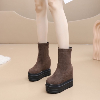 Bojtos csizma műplüss felsőrésszel, középmagasságú lábszár, kompozit talp, kerek orr, hátul cipzár