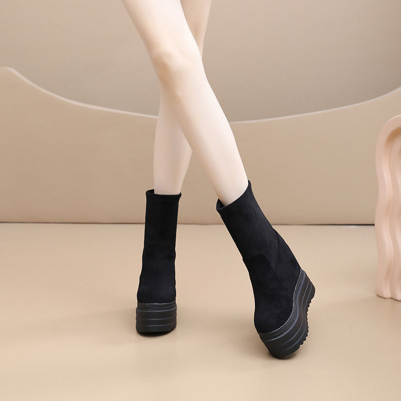 Bojtos csizma műplüss felsőrésszel, középmagasságú lábszár, kompozit talp, kerek orr, hátul cipzár