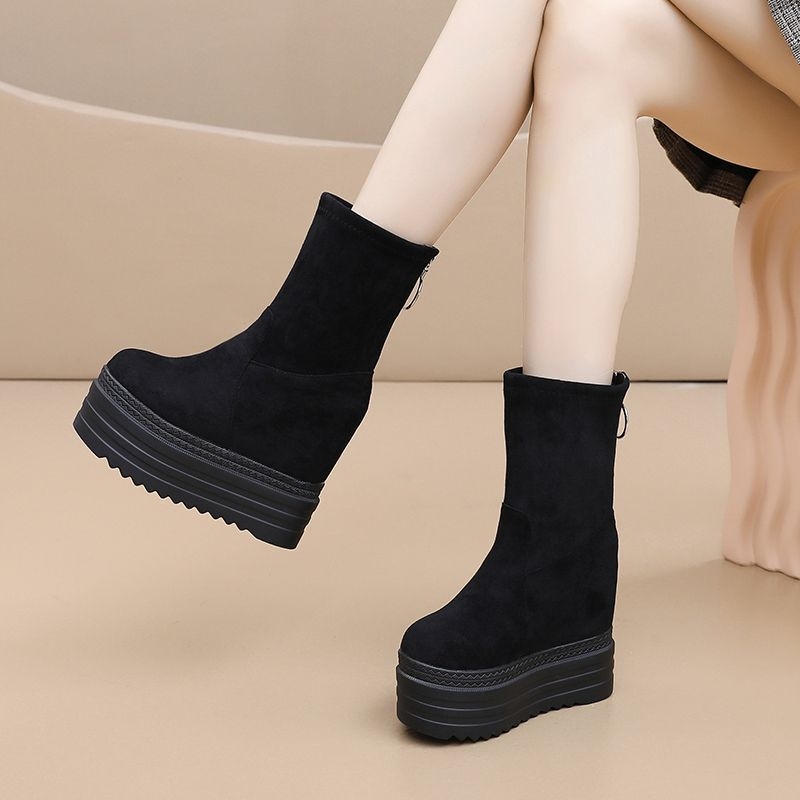 Bojtos csizma műplüss felsőrésszel, középmagasságú lábszár, kompozit talp, kerek orr, hátul cipzár