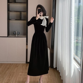 Βελούδινο φόρεμα με μοτίβο φιόγκου, στρογγυλός λαιμός, μακριά μανίκια, μέση στη μεσαία ζώνη