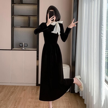 Βελούδινο φόρεμα με μοτίβο φιόγκου, στρογγυλός λαιμός, μακριά μανίκια, μέση στη μεσαία ζώνη