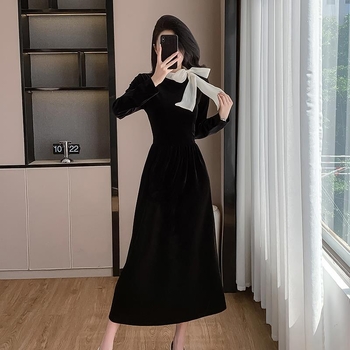 Βελούδινο φόρεμα με μοτίβο φιόγκου, στρογγυλός λαιμός, μακριά μανίκια, μέση στη μεσαία ζώνη