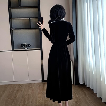 Βελούδινο φόρεμα με μοτίβο φιόγκου, στρογγυλός λαιμός, μακριά μανίκια, μέση στη μεσαία ζώνη