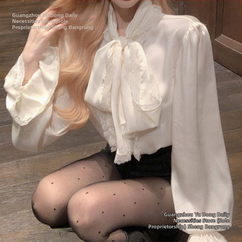 Πουκάμισο με φιόγκο και δαντέλα, σε στυλ γαλλικού παλατιού, χαλαρή γραμμή, μακριά μανίκια καμπάνα, στρογγυλός λαιμός, ύφασμα πολυεστέρα-ελαστάν