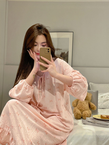 Γυναικείο πολυεστερικό κοστούμι με στρογγυλό forή, μακριά μανίκια και παντελόνια – μινιμαλιστικό στυλ