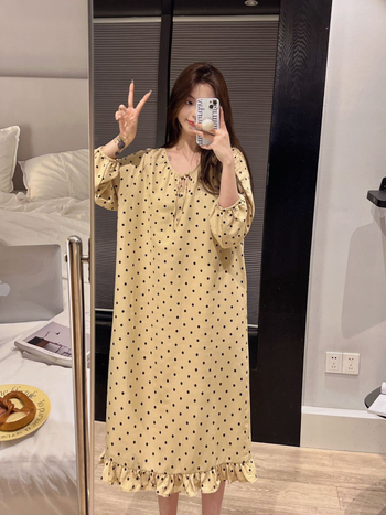 Γυναικείο πολυεστερικό κοστούμι με στρογγυλό forή, μακριά μανίκια και παντελόνια – μινιμαλιστικό στυλ