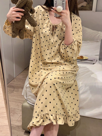 Γυναικείο πολυεστερικό κοστούμι με στρογγυλό forή, μακριά μανίκια και παντελόνια – μινιμαλιστικό στυλ