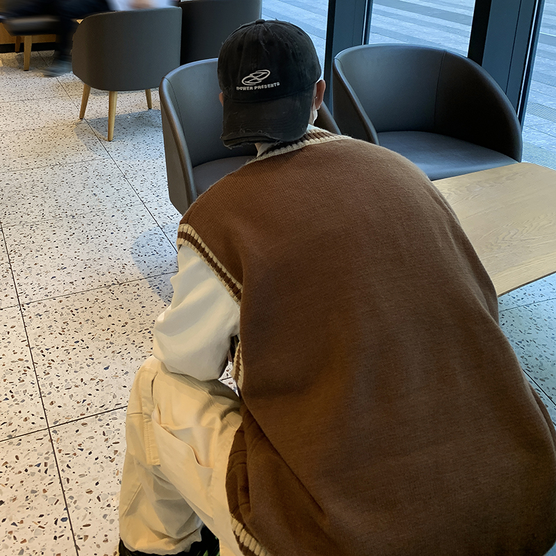 Megzta be rankovių liemenė su V iškirpte, retro Amerikos stilius, akademinis įkvėpimas, laisvas siluetas, 2023 m. žiema