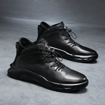 Odiniai batai, Martin stiliaus, vidutinio aukščio, viršus iš pirmojo sluoksnio karvės odos, dirbtinio kailio įdaila