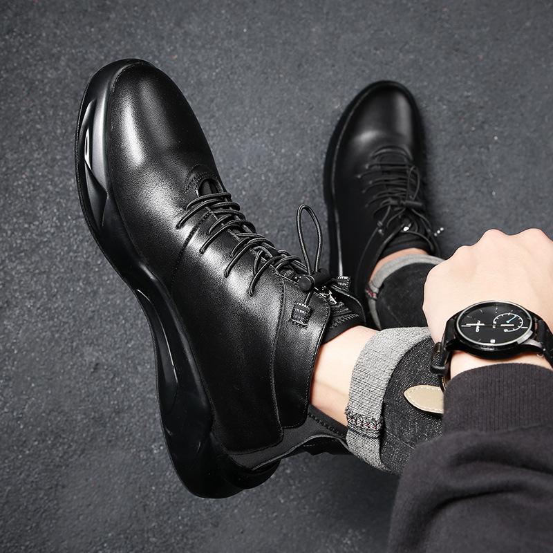 Odiniai batai, Martin stiliaus, vidutinio aukščio, viršus iš pirmojo sluoksnio karvės odos, dirbtinio kailio įdaila