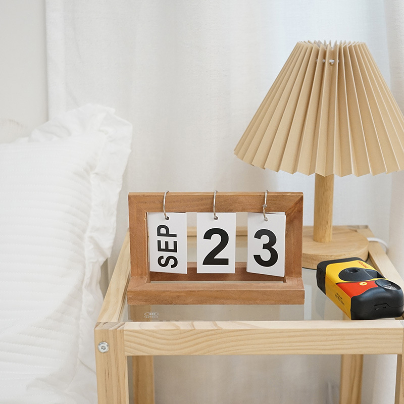 Calendar de birou din lemn cu pagini care se răsfoiesc și calendar perpetuu — stil Artă Modernă; Material: lemn; Mecanism: natural, semi-manual, semi-mechanic