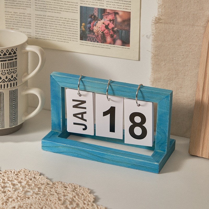 Calendar de birou din lemn cu pagini care se răsfoiesc și calendar perpetuu — stil Artă Modernă; Material: lemn; Mecanism: natural, semi-manual, semi-mechanic