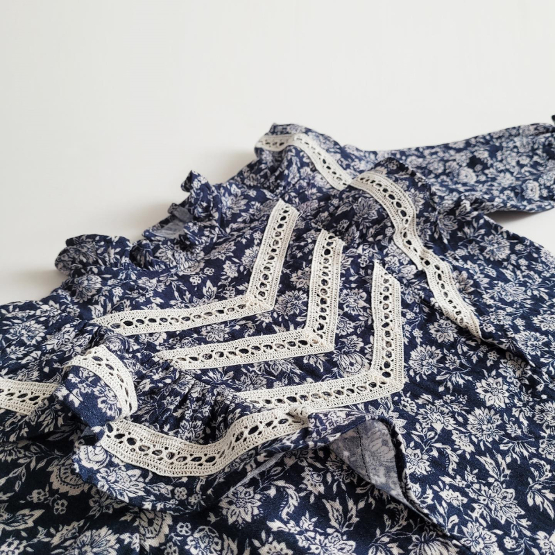 Vaikų suknelė 9583724 – ilgomis rankovėmis, gazės medžiaga, medvilnė su gėlių raštu, A linijos siluetas