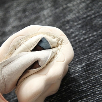 Ρετρό γυναικεία μποτάκια από σουέντ με στρογγυλό δάχτυλο, κλασικού τύπου κλίση τακουνιού 4–6 cm, επένδυση φλίς, σόλα από καουτσούκ.