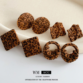 Щифтови обици: ромбовидни геометрични, леопардов принт върху платнена материя, 925 сребърни штифтове, стил Melard