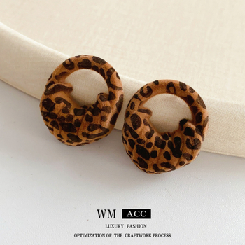 Щифтови обици: ромбовидни геометрични, леопардов принт върху платнена материя, 925 сребърни штифтове, стил Melard