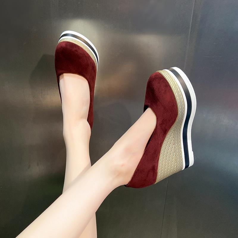 Moterų platformos plokščios basutės su slip-on dizainu, viršutinė medžiaga: dirbtinis flisas, padas: natūralus gumos, kulnas: žemas (Viršutinė medžiaga: dirbtinis flisas; Padas: natūralus gumos; Kulnas: žemas; Užsegimas: slip-on; Stilius: platforma)