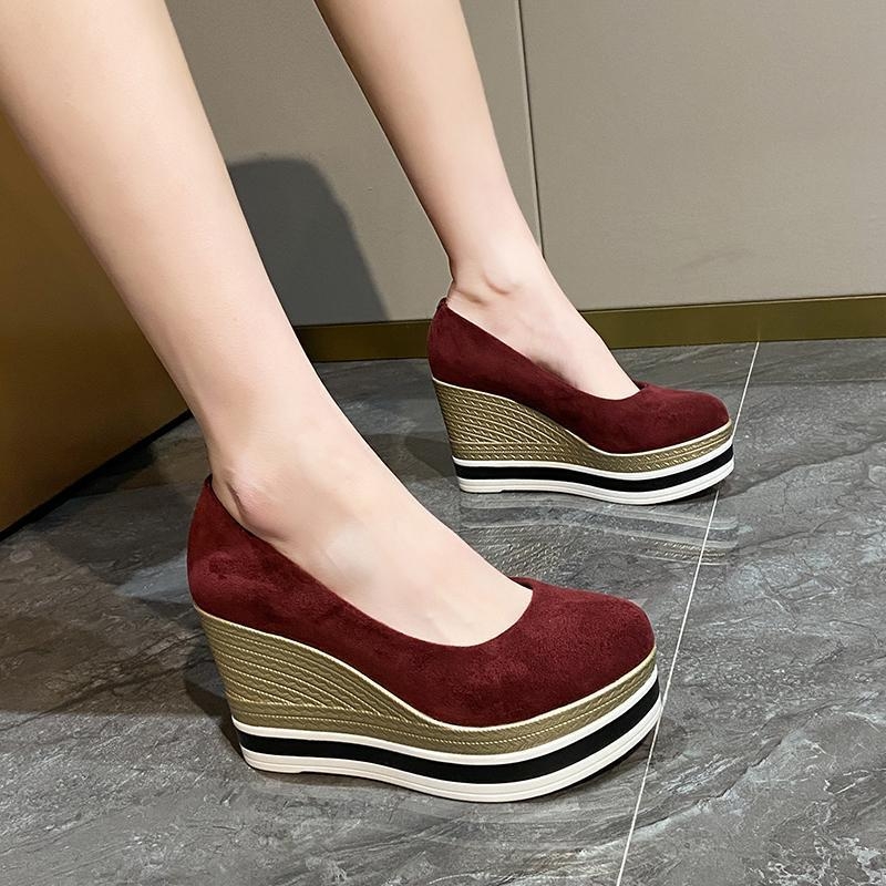 Moterų platformos plokščios basutės su slip-on dizainu, viršutinė medžiaga: dirbtinis flisas, padas: natūralus gumos, kulnas: žemas (Viršutinė medžiaga: dirbtinis flisas; Padas: natūralus gumos; Kulnas: žemas; Užsegimas: slip-on; Stilius: platforma)