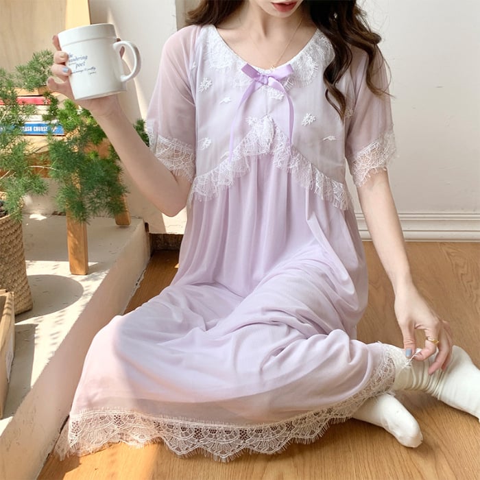 Naktinė su tinklo audiniu ir kaspinu, V kaklo iškirptė, pusiau rankovių, ilga suknelė; viskozė 90-95%