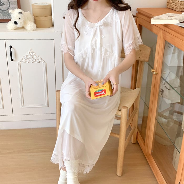 Naktinė su tinklo audiniu ir kaspinu, V kaklo iškirptė, pusiau rankovių, ilga suknelė; viskozė 90-95%