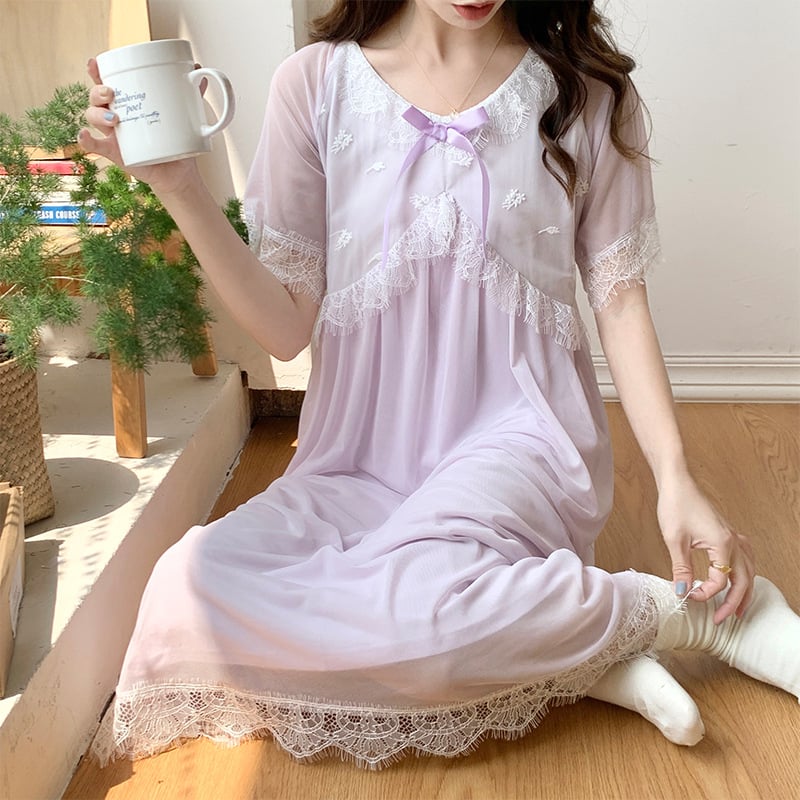 Naktinė su tinklo audiniu ir kaspinu, V kaklo iškirptė, pusiau rankovių, ilga suknelė; viskozė 90-95%