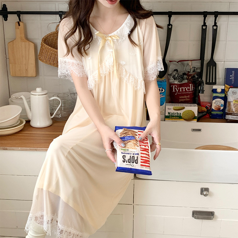 Naktinė su tinklo audiniu ir kaspinu, V kaklo iškirptė, pusiau rankovių, ilga suknelė; viskozė 90-95%