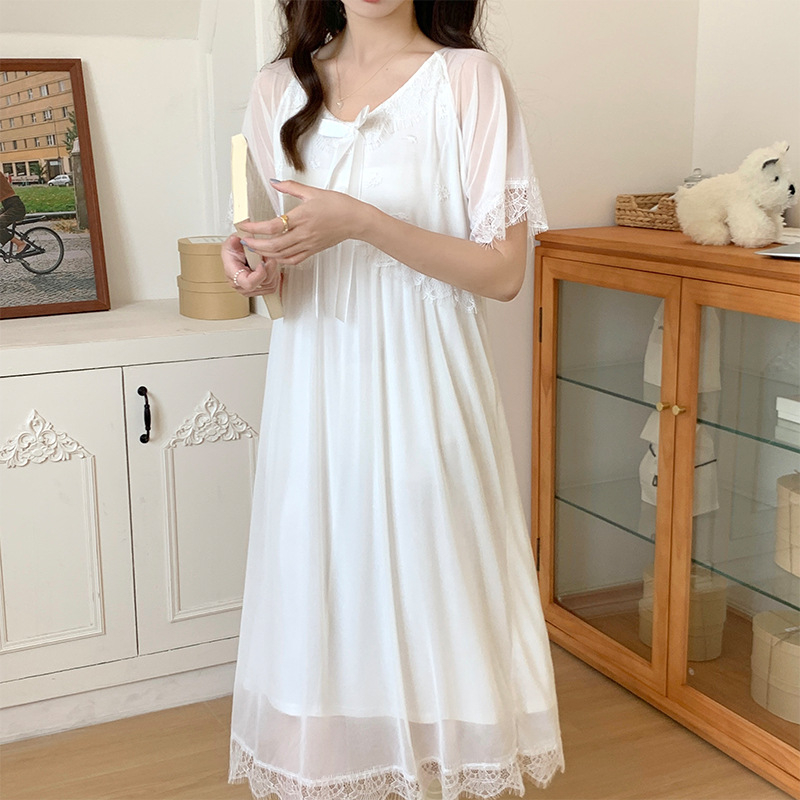 Naktinė su tinklo audiniu ir kaspinu, V kaklo iškirptė, pusiau rankovių, ilga suknelė; viskozė 90-95%