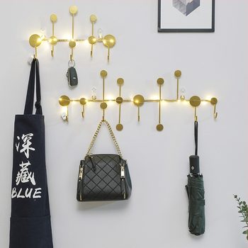 Geležinė drabužių kabykla su lapų motyvu ant įėjimo durų, be gręžimo montavimo, apkrova 5–10 kg, šviesus prabangos stilius