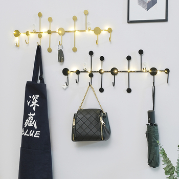 Geležinė drabužių kabykla su lapų motyvu ant įėjimo durų, be gręžimo montavimo, apkrova 5–10 kg, šviesus prabangos stilius